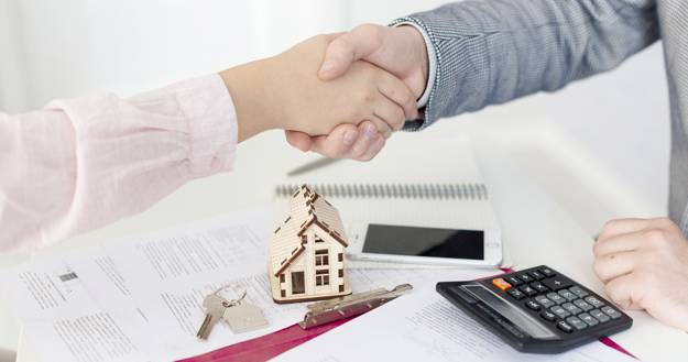 realtor-client-shaking-hands_23-2147737915(3)